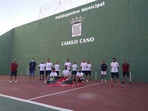 Vicent Molines, seleccionador de Pilota Valenciana y Marcos Naya, segundo entrenador junto a los jugadores convocados y Sergio Villalba, concejal de Deportes de La Nucía