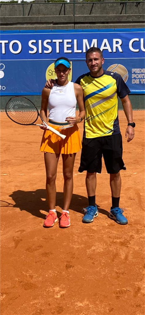 La tenista nuciera junto a su entrenador Richard Escudero