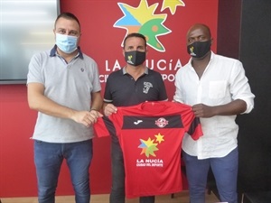 Tobe junto a Bernabé Cano, alcalde de La Nucía y Sergio Villalba, concejal de Deportes