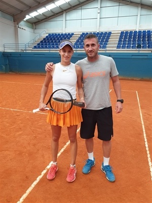 Lucía Llinares junto a su entrenador Richard Escudero
