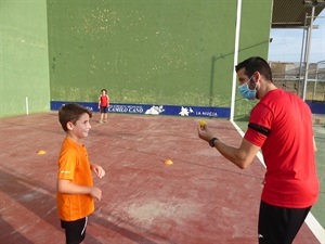 El entrenador Pere Roc II dando explicaciones a uno de sus alumnos