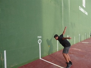 Un joven pilotari practicando el frontón de La Nucía