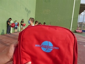 Las bolsas están serigrafiadas con el log de la escuela deportiva