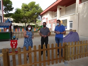 Tona Agulló, directora Bressol, Sergio Villalba, concejal de Educación y Bernabé Cano, alcalde de La Nucía, en el patio del Bressol
