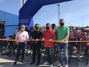 Corte Cinta con Jaime Serna, organizador de la prueba, Jorge Morales, director territorial CRC, Sergio Villalba, concejal de Deportes y Bernabé Cano, alcalde de La Nucía