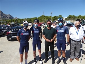 Bernabé Cano, alcalde de La Nucía con los ciclistas locales de "La Grupeta del Infieno"