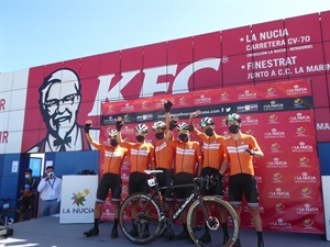 El equipo colombiano de Colnago saludando en su presentación