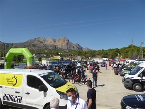 Gran montaje desplegado en el parking de entrada a la Ciutat Esportiva Camilo Cano