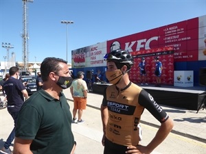 Bernabé Cano, alcalde de La Nucía, hablando con el ciclista vilero Felipe Orts, reciente fichaje del "Burgos BH" para 2021