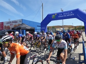 Salida desde la Ciutat Esportiva Camilo Cano de la primera etapa de la Vuelta a Alicante