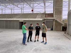 Profesores de Educación Física del Colegio Sant Rafel junto a Sergio Villalba, concejal de deportes y Bernabé Cano, alcalde de La Nucía