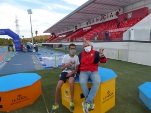 El nuciero Bilal El Hamdi, atleta "PAC", junto a Jaime Cortés, pte. C.A. La Nucía