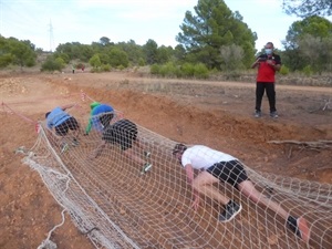 Los corredores de la Xtr3m Race reptando por bajo de la red