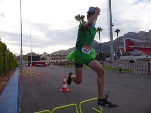 Un atleta superando las mini vallas en el Estadi Olimpic