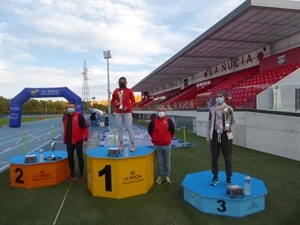 Brenda Martínez en lo alto del podium absoluto femenino