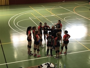 El entrenador Marcelo Mussi dando instrucciones al equipo cadete en un tiempo muerto