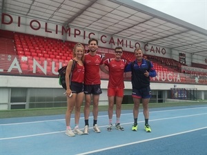 Los triatletas noruegos Kristian Blummenfelt, Gustav Iden, Vetle Thorn y Stine Dale en el Estadi Olímpic Camilo Cano