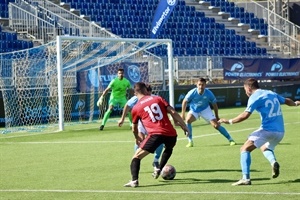 Agüero encarando a un defensa del Ibiza