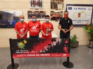 Sergio Villalba, concejal de Deportes junto a los integrantes del Club de Ajedrez de La Nucía que fue tercero en este Torneo