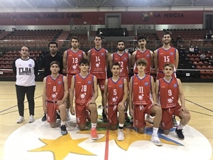 El equipo de La Nucía UA Fund Lucentum junto a sus entrenadores ayer en el Pabellón Camilo Cano