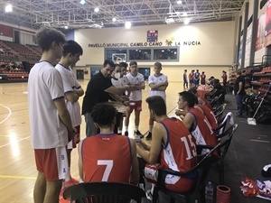 Sergio Salesa dando instrucciones a sus jugadores en un tiempo muerto