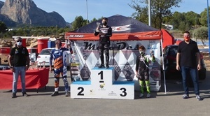 Marcos Combarro en lo más alto del podium de TR2-B, 2º Juan de la Peña y 3º Ángel Llopis, junto a Sergio Villalba, concejal Deportes y Baptiste Llorens, pte. Club Off Road La Nucía