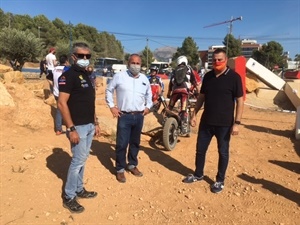 Salva Aguado, delegado Trial FMCV conversando con Sergio Villalba, concejal de Deportes y Baptiste Llorens, pte. Club Off Road La Nucía