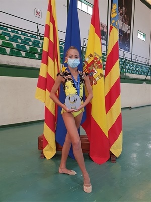 La nuciera Eliana Adamczak con su trofeo de subcampeona