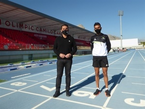 El atleta Houssame Eddine Benabbou junto a Bernabé Cano, alcalde de La Nucía