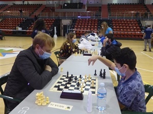 El ajedrecista nuciero Marcos Muñoz disputando una de las partidas en el Pabellón Municipal Camilo Cano