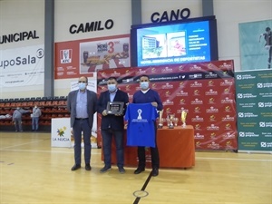José Antonio García Domingo, pte. Club Ajedrez Silla, recibió la placa del club valenciano por el Campeonato de España en categoría División de Honor que ha logrado esta temporada