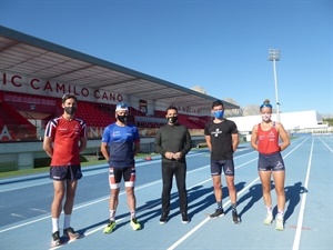 Los triatletas noruegos Kristian Blummenfelt, Gustav Iden, Thorn Vetle y Dale Stien junto a Bernabé Cano, alcalde de La Nucía