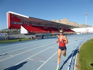 La triatleta noruega Dale Stine realiando series de entrenamiento en el Estadi Olímpic de La Nucía