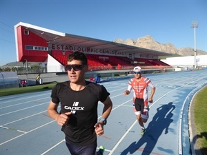 Gustav Iden y Kristian Blummenfelt entrenando en la pista de Atletismo del Estadi Olímpic de La Nucía