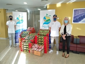 Los pilotos Jan Solans y Surhayén Pernía junto a Beatriz Pérez Hickman, concejala de Bienestar Social de La Nucía