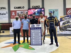 Los pilotos más rápidos del shakedown López, Suárez y Ares junto a Vicente Cabanes, dtor. Rallye y Bernabé Cano, alcalde de La Nucía