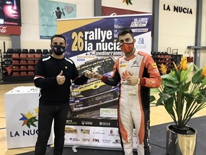 El piloto Pepe López es felicitado por Bernabé Cano, alcalde de La Nucái