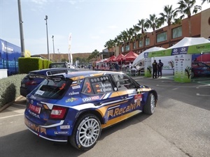 "Cohete" Suárez con su Skoda Fabia llegando a la Ciutat Esportiva