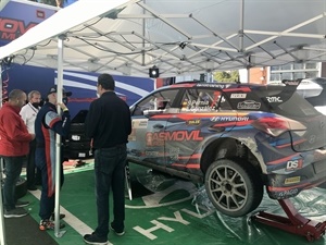 Los mecánicos trabajando en el Hyundai de Pernía