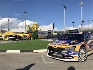 "Cohete" Suárez con su Skoda Fabia entrando al Parque de Asistencia en la Ciutat Esportiva Camilo Cano