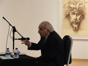 El poeta valenciano leyó algunas de sus poesías
