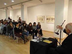Los estudiantes realizaron varias preguntas al poeta y académico Francisco Brines sobre cuestiones literarias