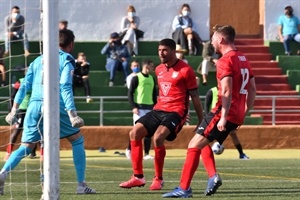 Foto de Arsen Voronyy. El portero Óscar Fornés es felicitado tras parar un penalty