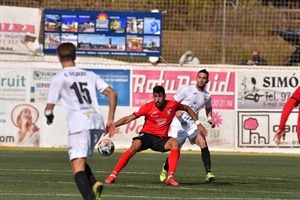 Foto de Arsen Voronyy. El delanterio nuciero Juan Antonio recibiendo de espaldas