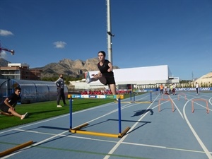 Una de las alumnas de Ludmila Engquist saltando vallas en el Estadi Olímpic