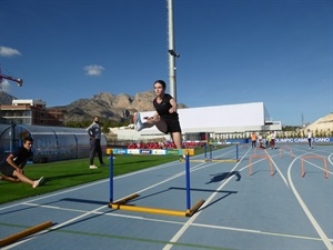 Atleta entrenando en el Estadi Olímpic Camilo Cano