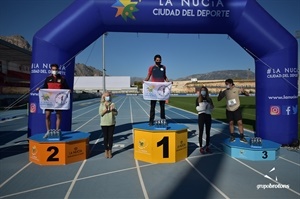 Las concejalas Jessica Gommans y Beatriz Pérez Hickman entregando los premios al pódium local: 1º Javier Oltra. 2º Aaron Córcoles, 3º Pablo Luengo