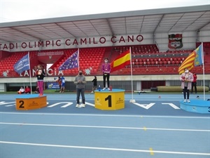 Bernabé Cano, alcalde de La Nucía en la entrega de trofeso al Podio femenino de 9/10 años