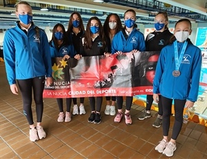 Todo el equipo de Club Natación Sincronizada La Nucía con Natalie Baker y Naia Álvarez