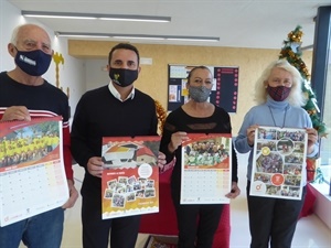 Vidal Corredor, pte. Asociación Jubilados, Elena Montoya, tesorera Asociación, Beatriz Pérez-Hickman, concejala de Bienestar Social y Bernabé Cano, alcalde de La Nucía en la presentación del calendario